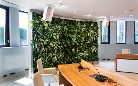 Groene wand met kunstplanten of liever toch echte planten? Voor- en nadelen