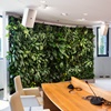 Groene wand met kunstplanten of liever toch echte planten? Voor- en nadelen